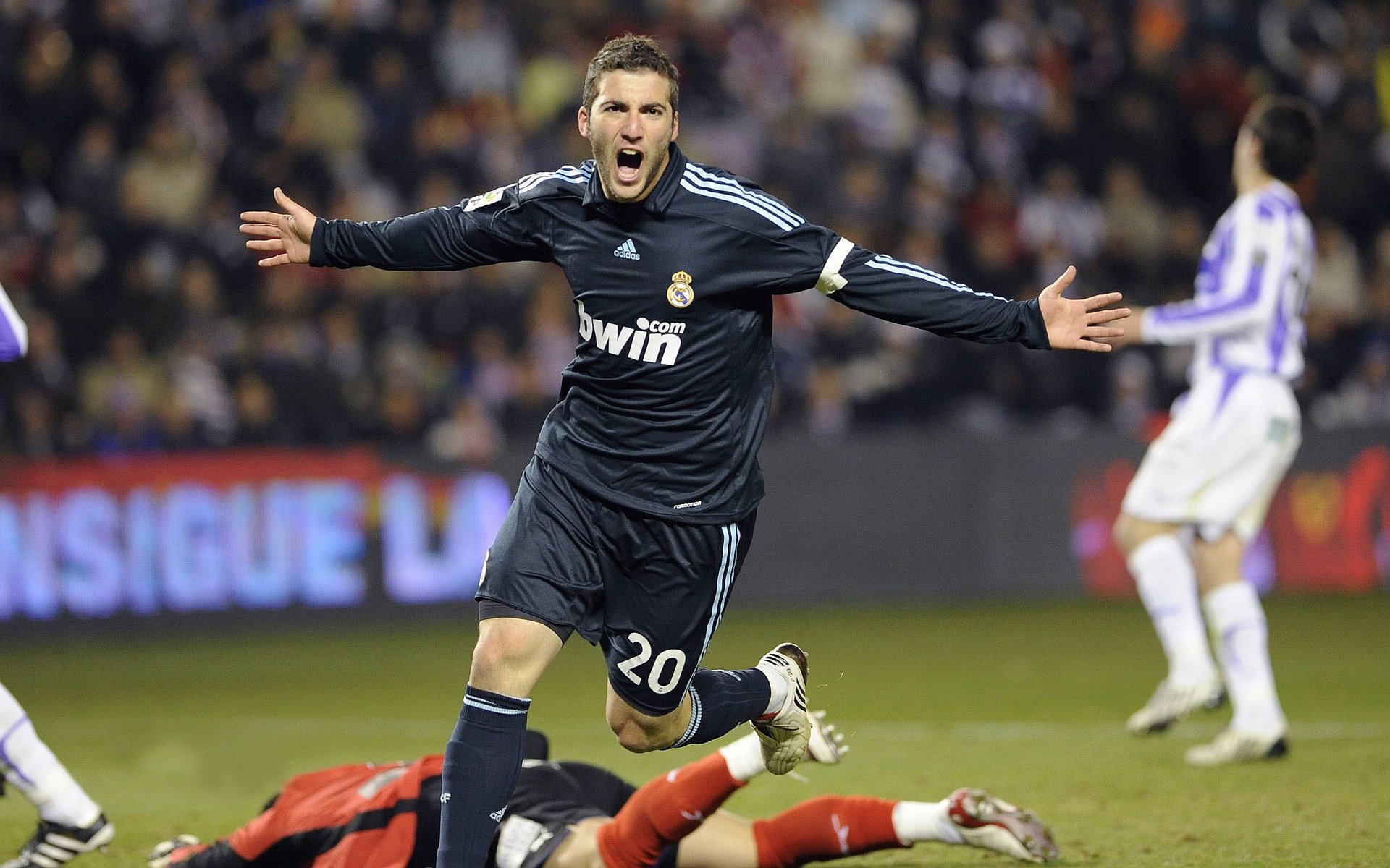 折翼的雄狮，海港双翼齐飞，战术奏效！本泽马整场无力还手，折翼雄狮，海港双翼齐飞，本泽马无力还手