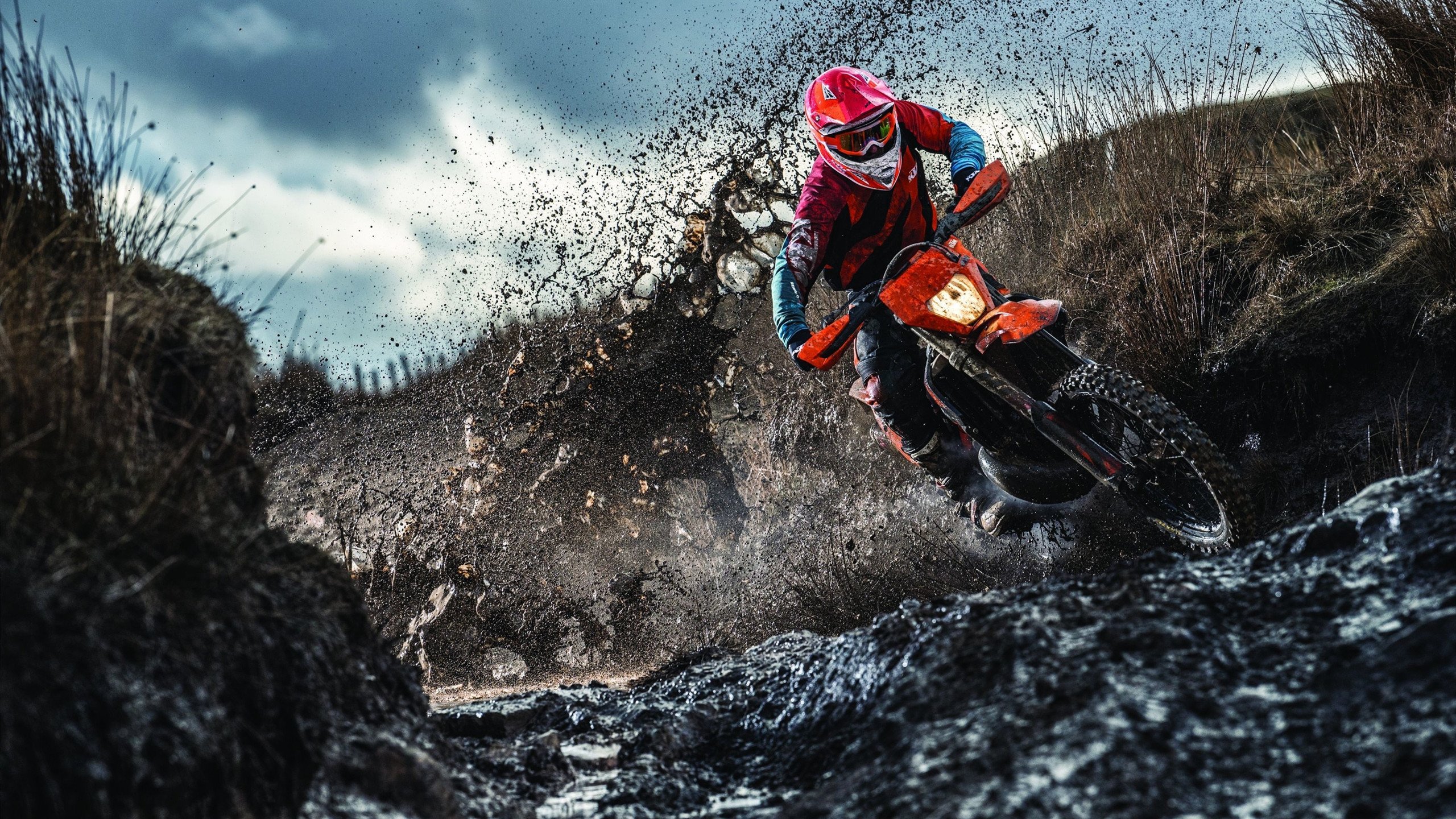 王者之夜，贝林厄姆闪耀全场，姆巴佩无解独舞，一次拥抱道尽足球温度，贝林厄姆闪耀，姆巴佩独舞，一次拥抱诠释足球温度